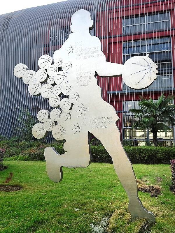 关于爱游戏体育：篮球主题的雕塑作品展：用雕塑的形式展现篮球的力量与美感的信息