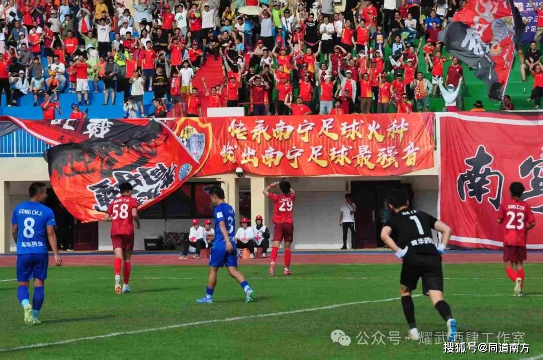 包含爱游戏体育:足协杯上演“小学生”式乌龙，球迷：这球踢得，我奶奶都比他们强！的词条