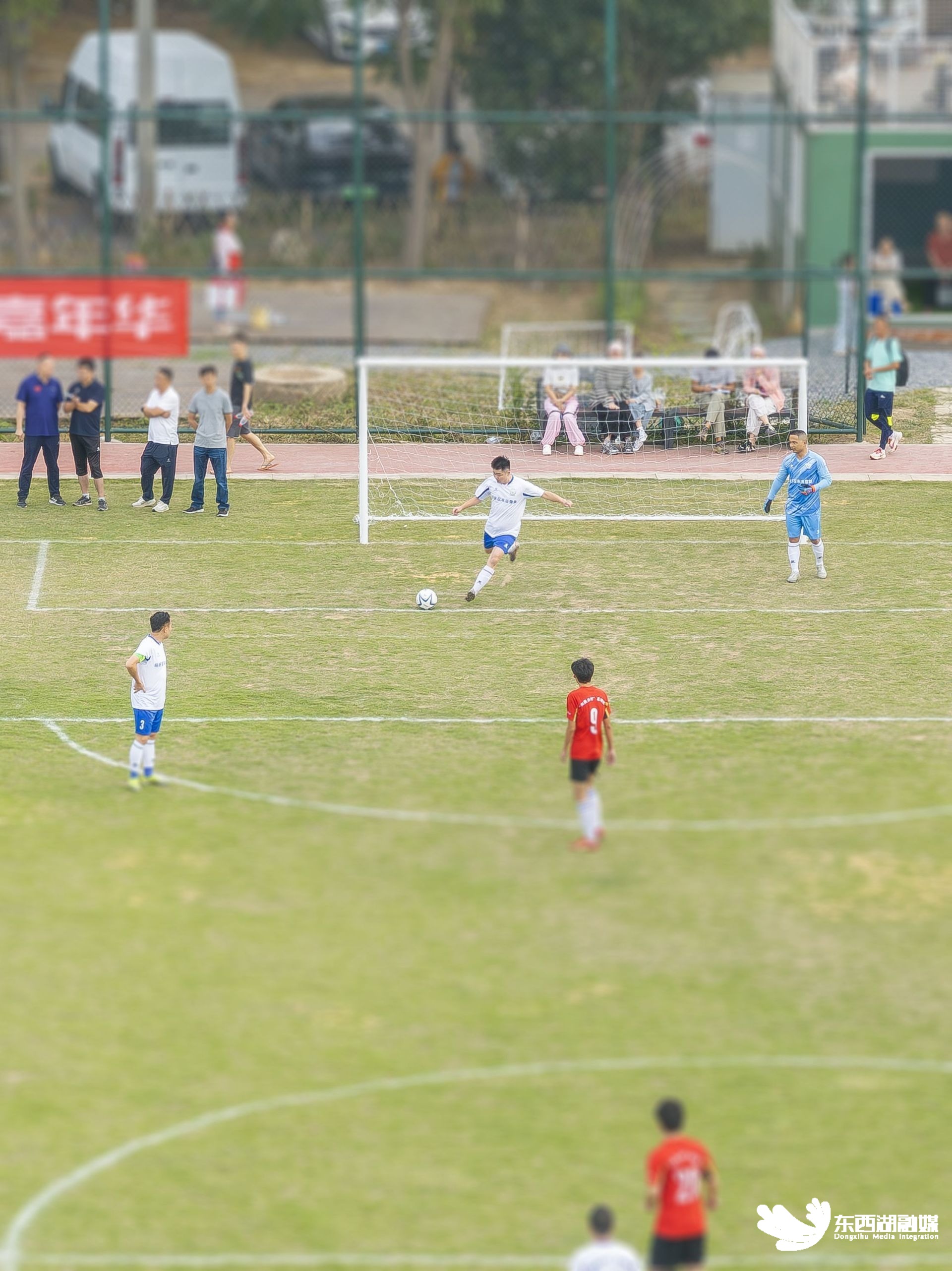 包含爱游戏体育:中国足球足球小镇产业融合发展：体育旅游、文化创意与健康养老的词条