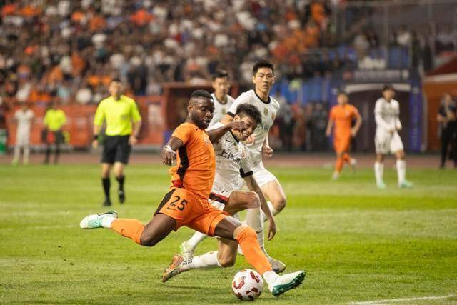 爱游戏体育：中超联赛揭幕战现“争议判罚”，VAR技术再成焦点的简单介绍